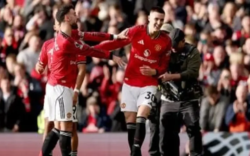 مانشستر يونايتد يقتنص فوزاً ثميناً من كريستال بالاس في رحلة انتفاضة كاريك للمراكز المتقدمة